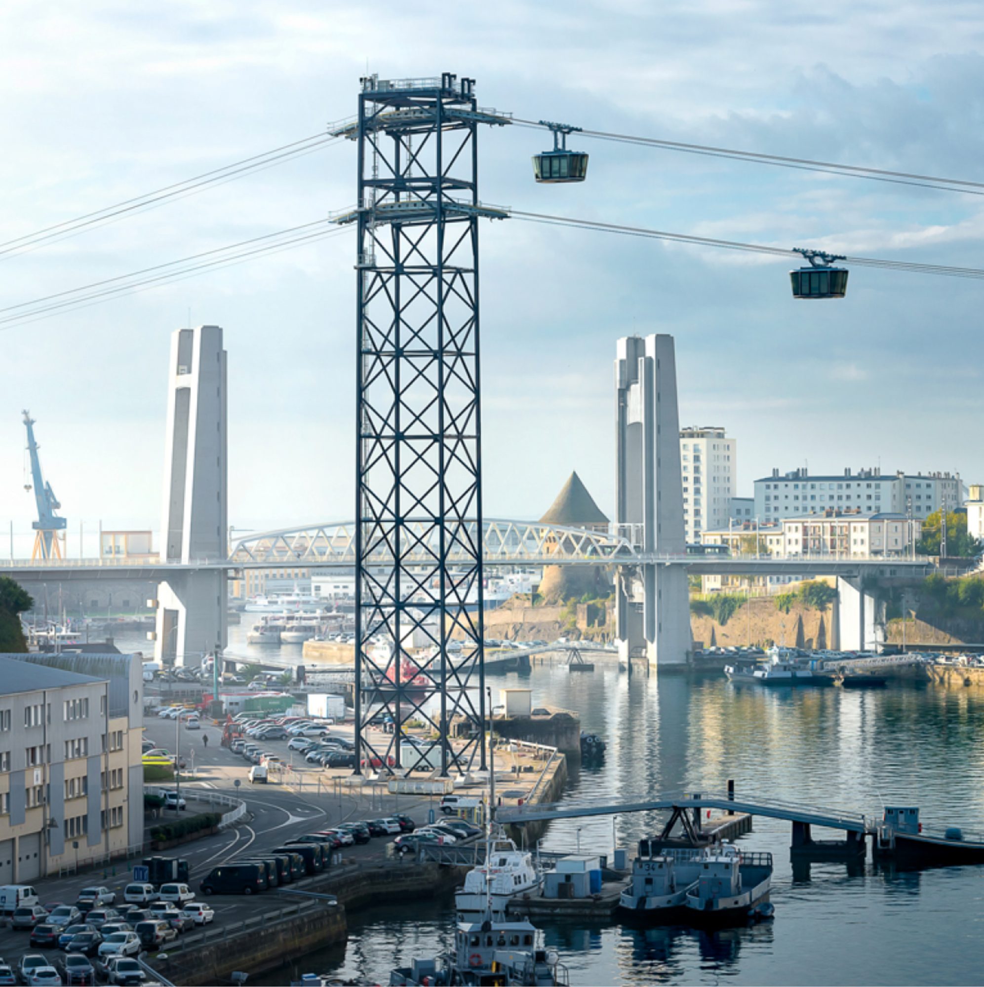 Le téléphérique et le pont de Recouvrance au-dessus de la Penfeld, à Brest